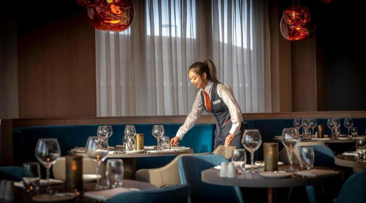 Clayton Hotel Manchester City Centre Kültér fotó A waitress at a luxury hotel in Hong Kong