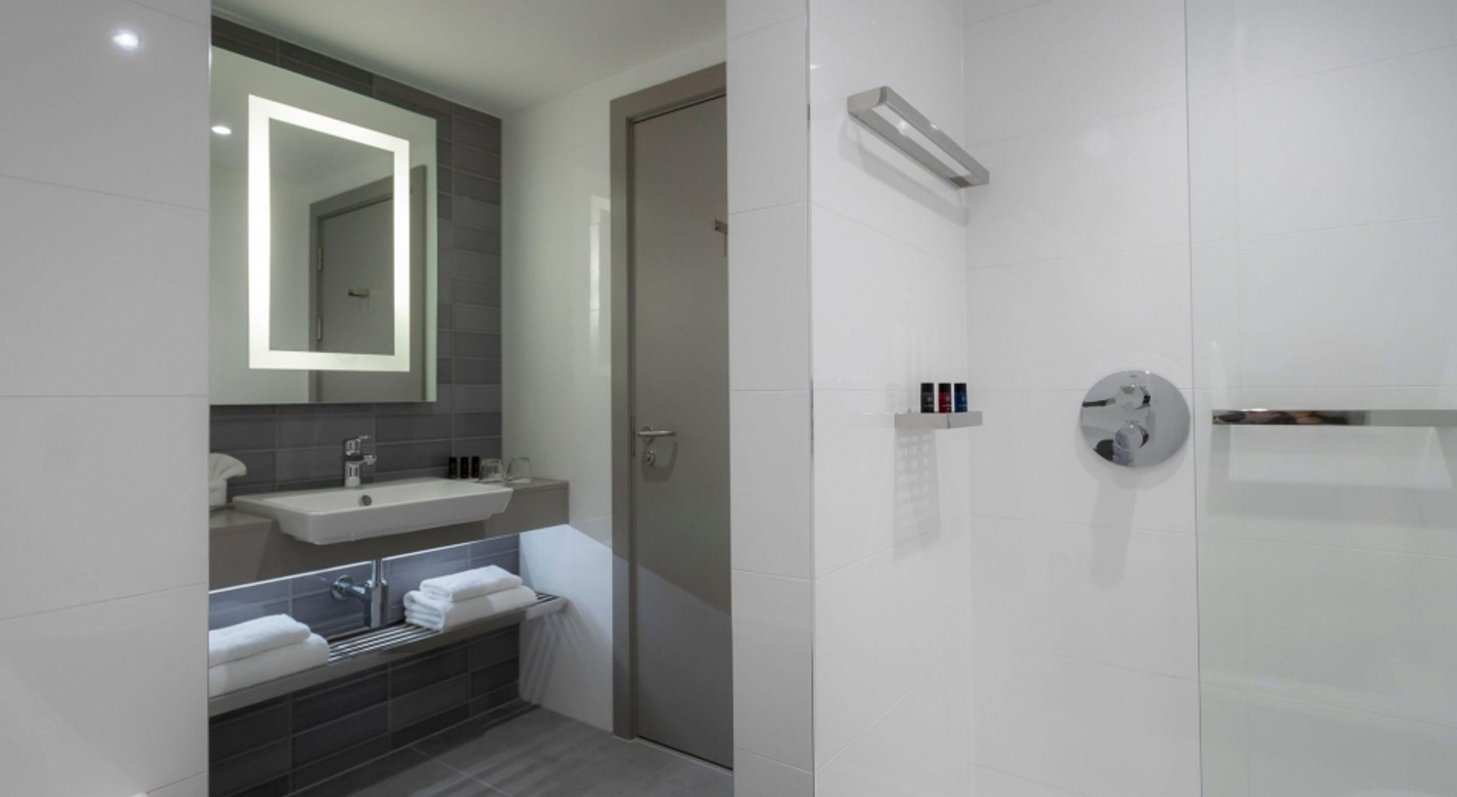 Clayton Hotel Manchester City Centre Kültér fotó Bathroom